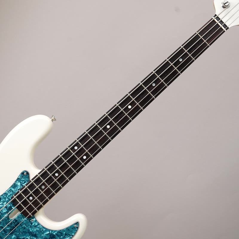 Standard-P_(Performance_White)_05