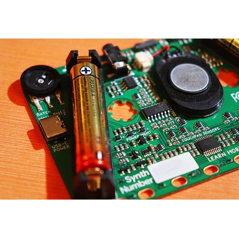 Synth-a-Sette_Synth-a-Sette__A_pocket-sized_synthesizer_for_learning_and_playing_while_learning_about_electrical_conductivity__06