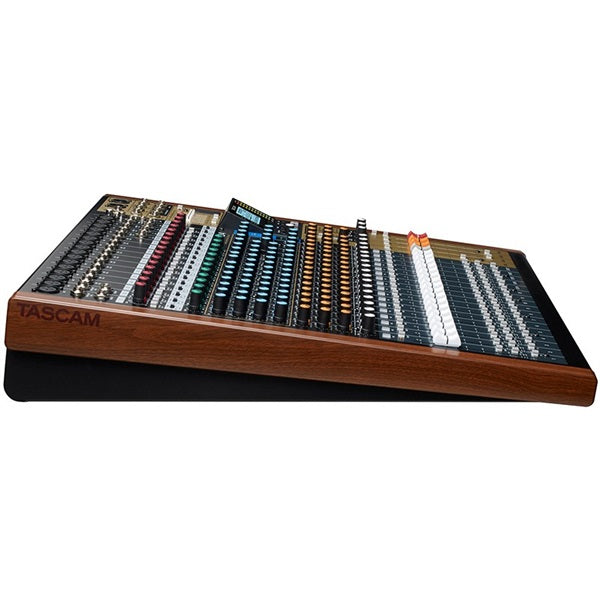 Tascam_Model_24_(24-track_recording_mixer_USB_audio_interface)_04