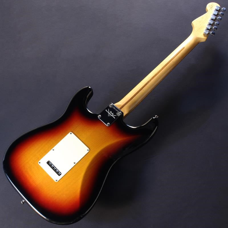 USED_Custom_Classic_Stratocaster_(3-Tone_Sunburst_Rosewood)_06