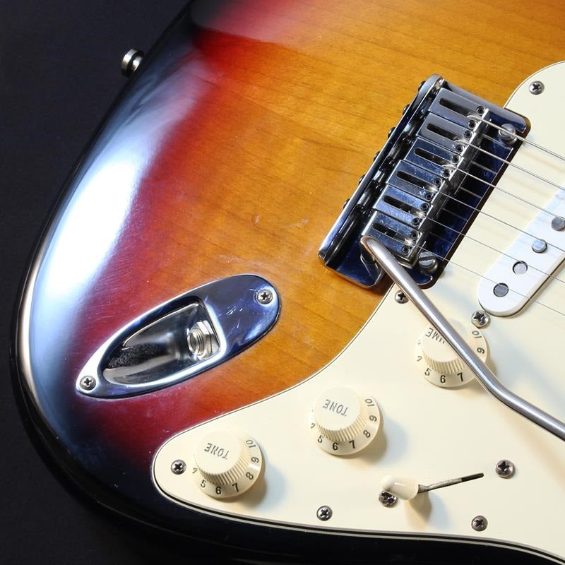 USED_Custom_Classic_Stratocaster_(3-Tone_Sunburst_Rosewood)_07
