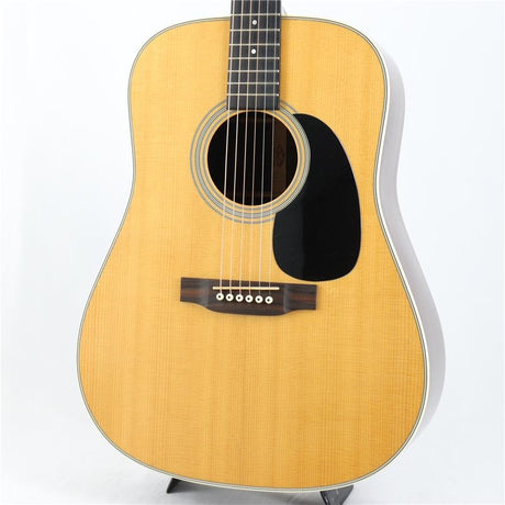 Used_Martin_D-28_(2005_model)_01