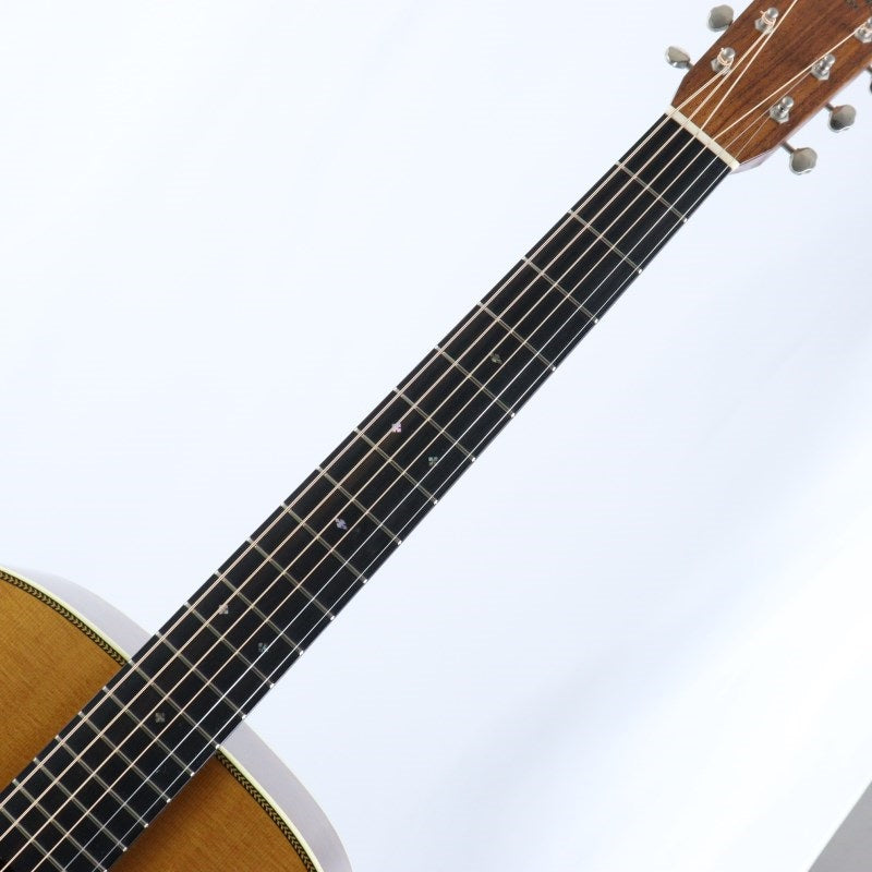 Used_Martin_HD-28V_(with_pickup_installed,_2016_model)_03