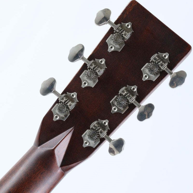 Used_Martin_HD-28V_(with_pickup_installed,_2016_model)_08