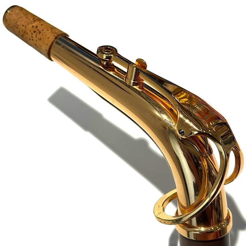 Used_alto_saxophone_neck,_unknown_manufacturer,_gold_lacquer_finish_02