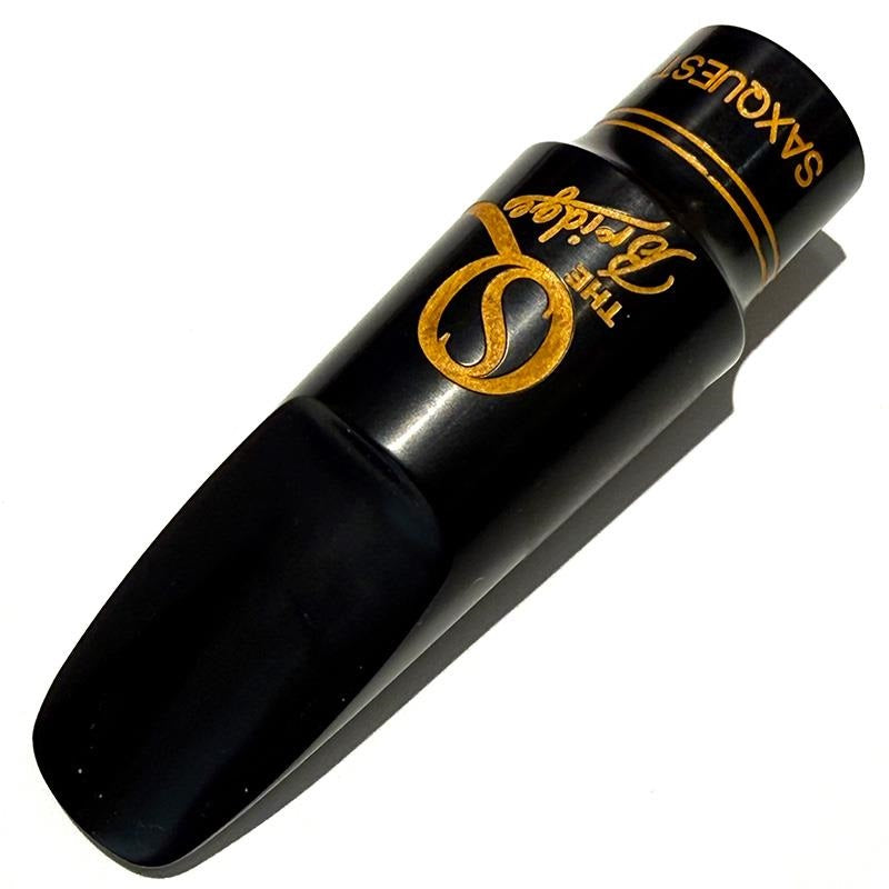 Used_tenor_saxophone_mouthpiece,_SAX_QUEST,_hard_rubber,_THE_Bridge_#8_01