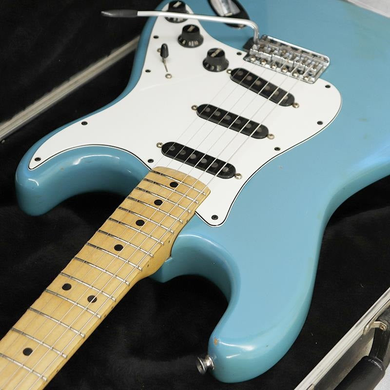 VINTAGE_Stratocaster_'81_MauiBlue_M_06