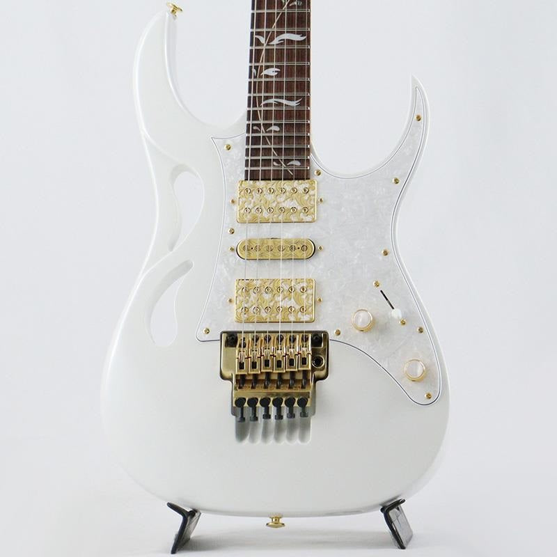 PIA3761-SLW_(Stallion_White)_[Steve_Vai_Model]_01