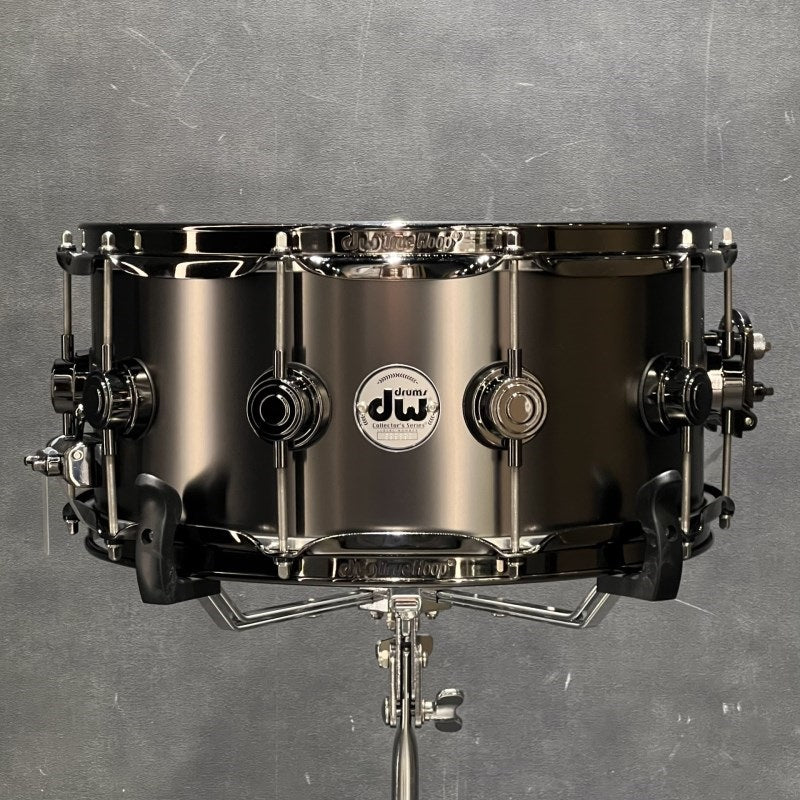 DRVD6514SVNBK_[Collector's_Satin_Black_Over_Brass_Snare_14×6_5___Black_Nickel_Hardware]_01