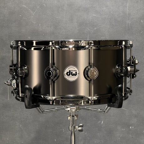 DRVD6514SVNBK_[Collector's_Satin_Black_Over_Brass_Snare_14×6_5___Black_Nickel_Hardware]_01