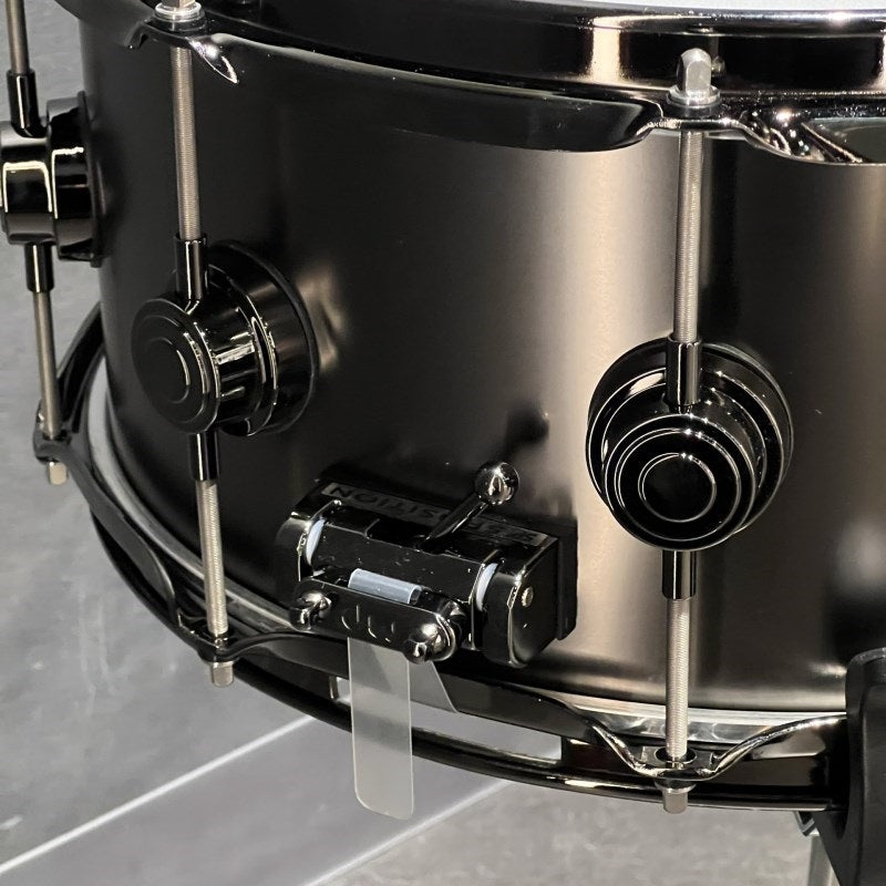 DRVD6514SVNBK_[Collector's_Satin_Black_Over_Brass_Snare_14×6_5___Black_Nickel_Hardware]_03