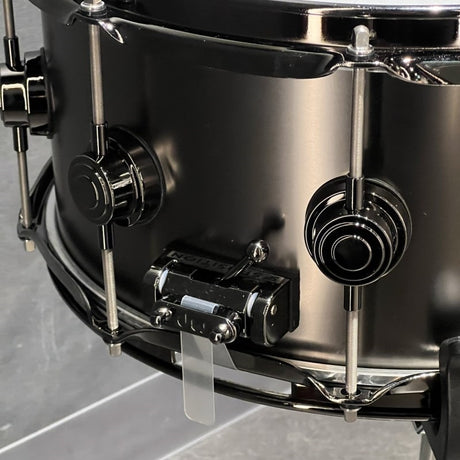 DRVD6514SVNBK_[Collector's_Satin_Black_Over_Brass_Snare_14×6_5___Black_Nickel_Hardware]_03