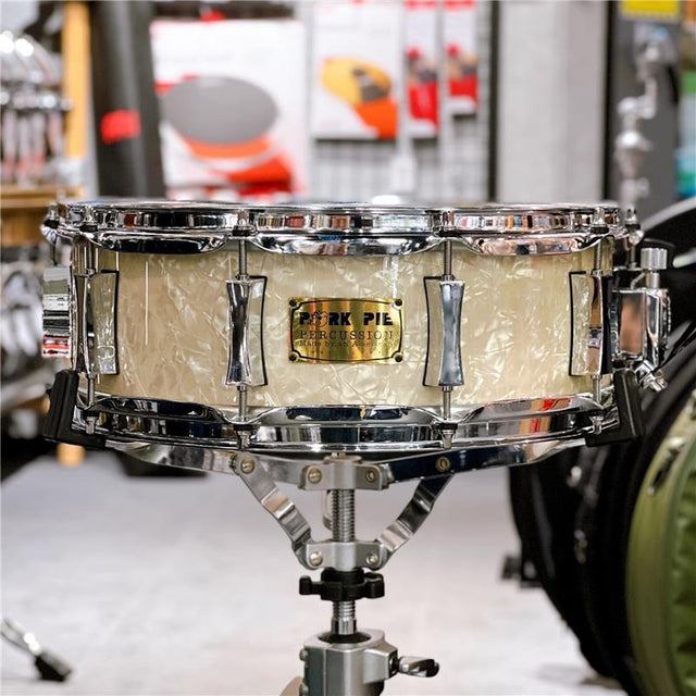 USED_​​8-ply_Maple_Snare_Drum_14x5_-_Vintage_White_Marine_Pearl_Wrap_01
