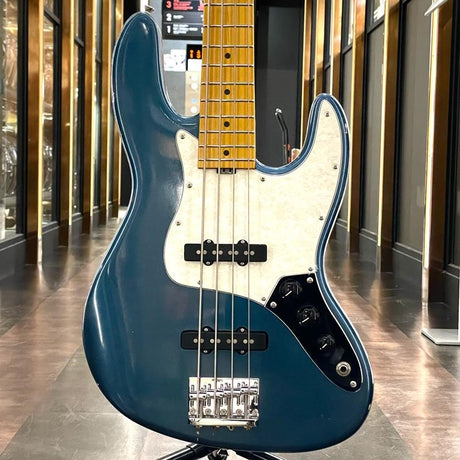 Trad_JB_4st_(Deep_Lake_Placid_Blue_Light_Aged)_01