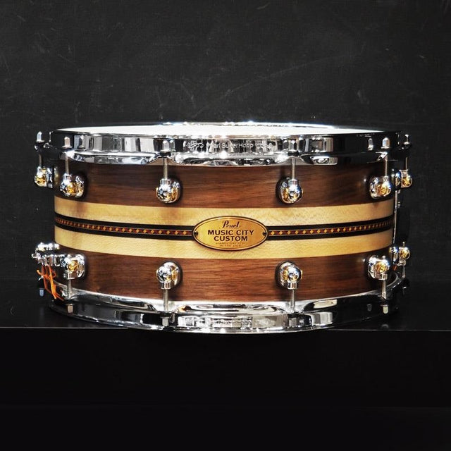 USED_​​MCCW1465S_C_#1008_Music_City_Custom_-USA_Solid_Walnut_Shell_Snare_Drums_14×6_5_[Quartersawn_Sycamore_Chevron_with_Ebony_Borders]_01