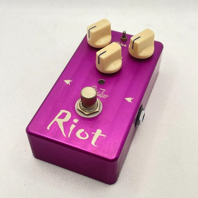 USED_​​Riot_01