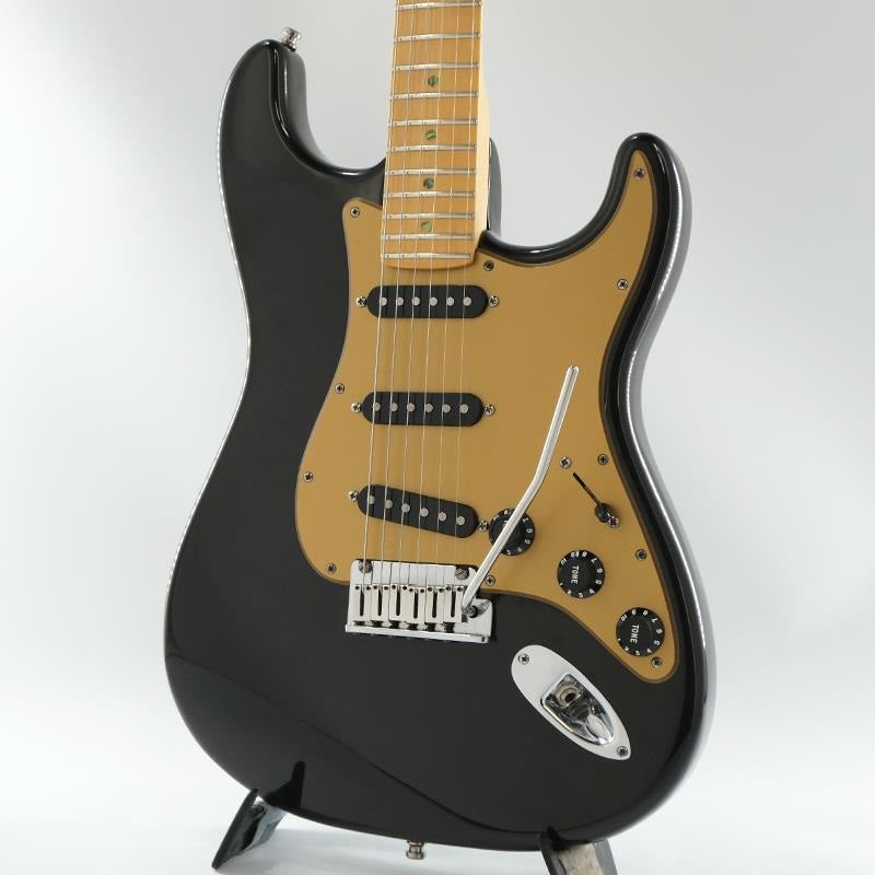 USED_​​American_Deluxe_Stratocaster_(Montego_Black_M)_2004_[SN__DZ4124337]_01