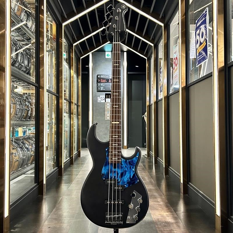 BB734A_(Trans_Matte_Black)_with_Tokyo_Acryl_Pickguard_[YAMAHA_GUITAR_WINTER_CAMPAIGN_2025_Eligible]_02
