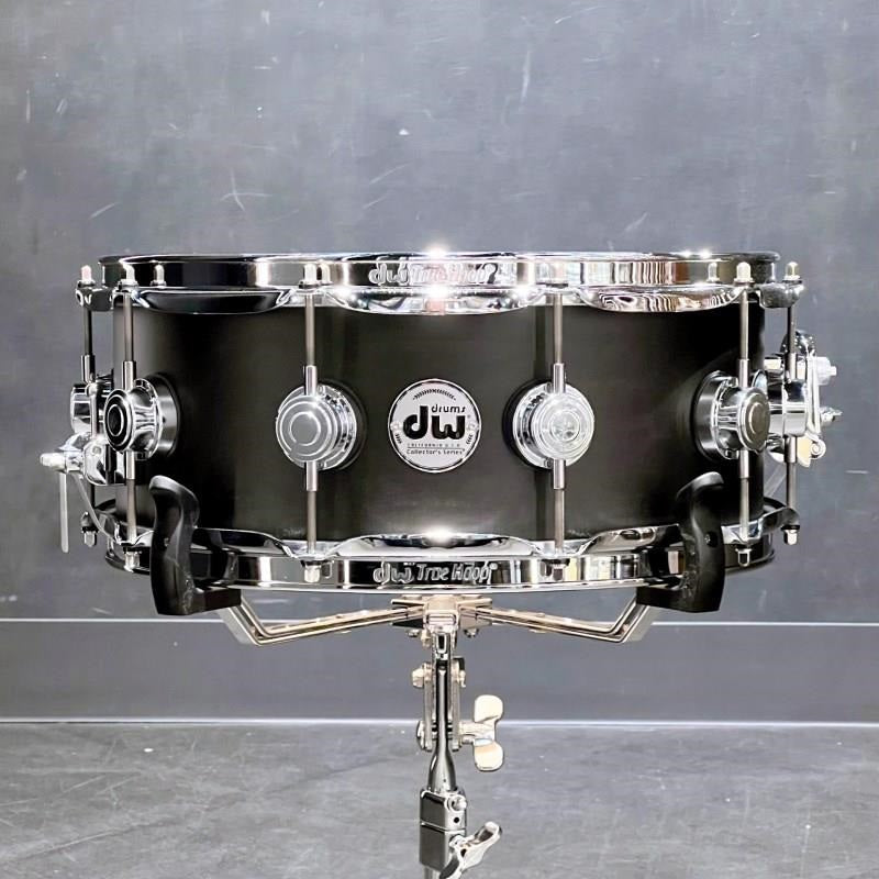 DRS05514SSC107_[Collector's_Pure_Maple_Snare_Drum_14x5_5___Satin_Ebony]_[In-Store_Display_Special_Price]_01