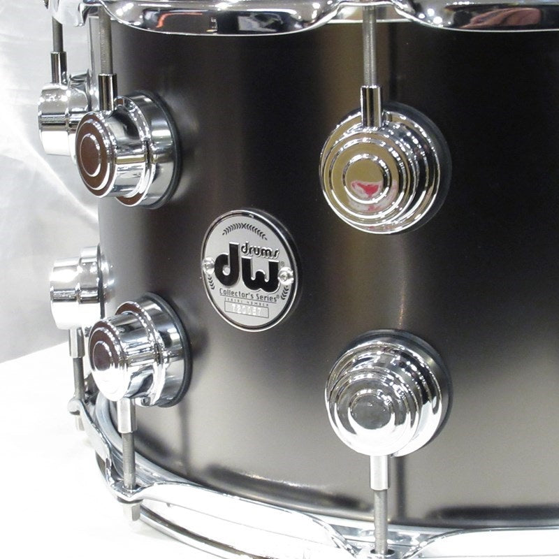 DRVD0814SVCBK_[Collector's_Satin_Black_Over_Brass_Snare_14×8]_02