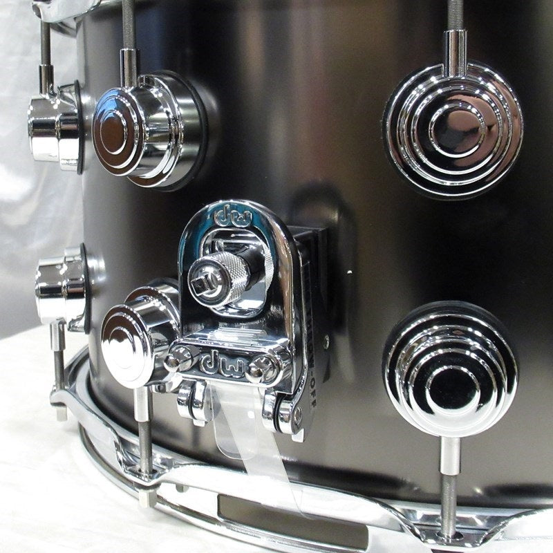 DRVD0814SVCBK_[Collector's_Satin_Black_Over_Brass_Snare_14×8]_03