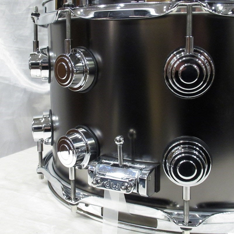 DRVD0814SVCBK_[Collector's_Satin_Black_Over_Brass_Snare_14×8]_04