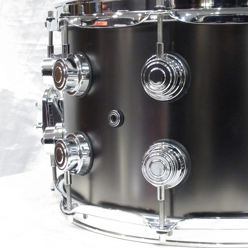 DRVD0814SVCBK_[Collector's_Satin_Black_Over_Brass_Snare_14×8]_05