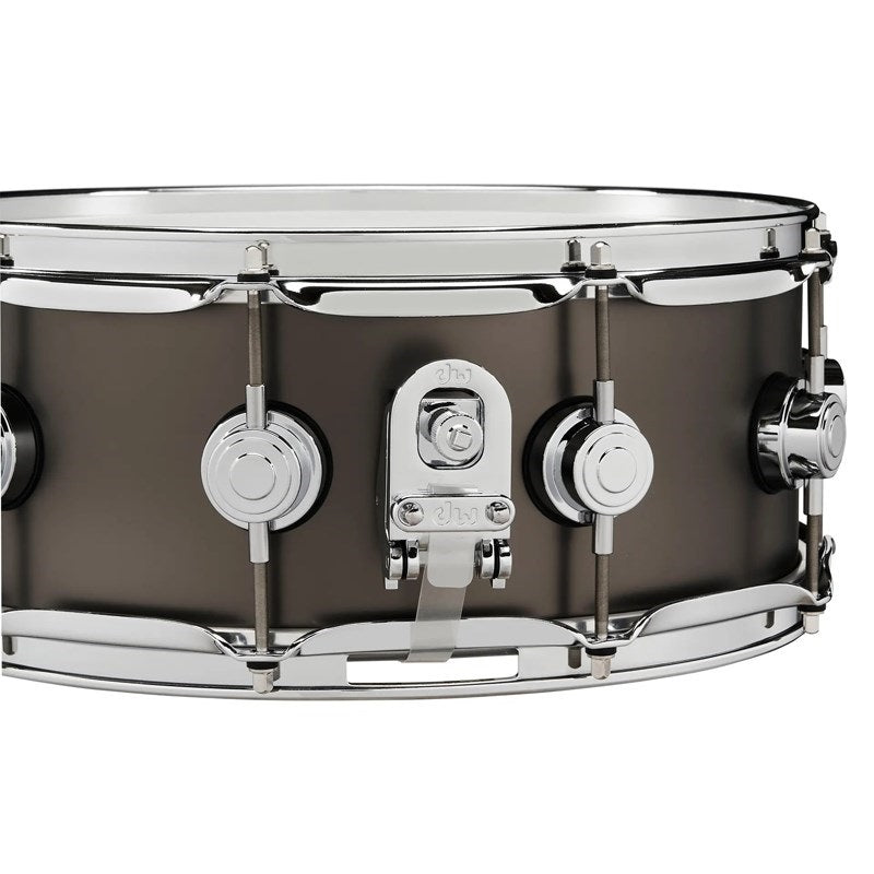 DRVD5514SVCBK_[Collector's_Satin_Black_over_Brass_Snare_14''x5_5'']_02