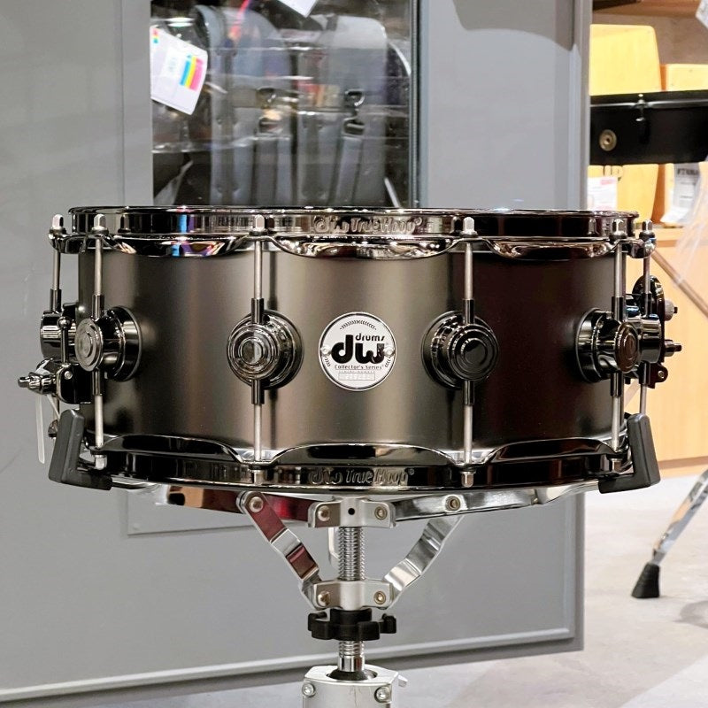 DRVD5514SVNBK_[Collector's_Satin_Black_Over_Brass_Snare_14×5_5___Black_Nickel_Hardware]_01
