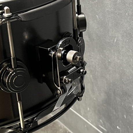 DRVD6514SVNBK_[Collector's_Satin_Black_Over_Brass_Snare_14×6_5___Black_Nickel_Hardware]_02