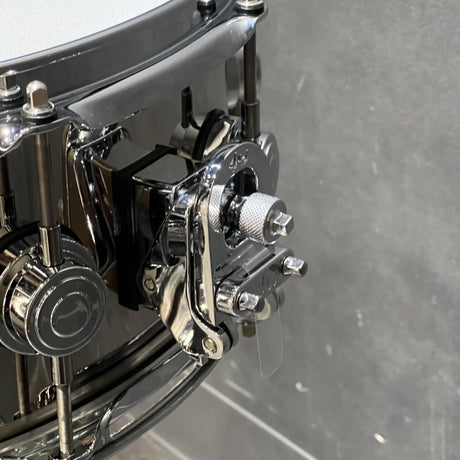 DRVK5514SVC_[Collector's_Metal_Snare___Nickel_Over_Brass_14×5_5]_02