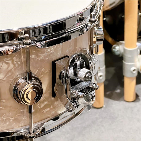DRX15514SSC037_[Collector's_Pure_Maple_Snare_Drum_VLT_Shell_14×5_5___Vintage_Marine_FinishPly]_02