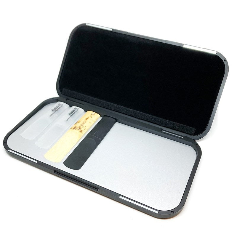 Galax_Alto_Saxophone_Reed_Case，_Slim_and_Compact，_Black，_Holds_8_Reeds_[GC-AB]_03