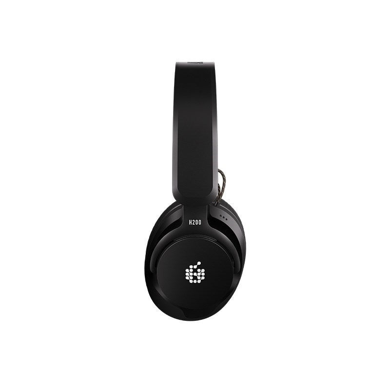 H200_(Adam)_(closed_headphones)_04