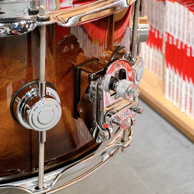 Ikebe_Musical_Instruments_50th_Anniversary_Model__DRX60714SSC532_[Collector's_Pure_Maple_Old_Style_VLT_Shell_14x7___Lacquer_Specialty_Natural_to_Candy_Black_Burst_Over_Koa]_02