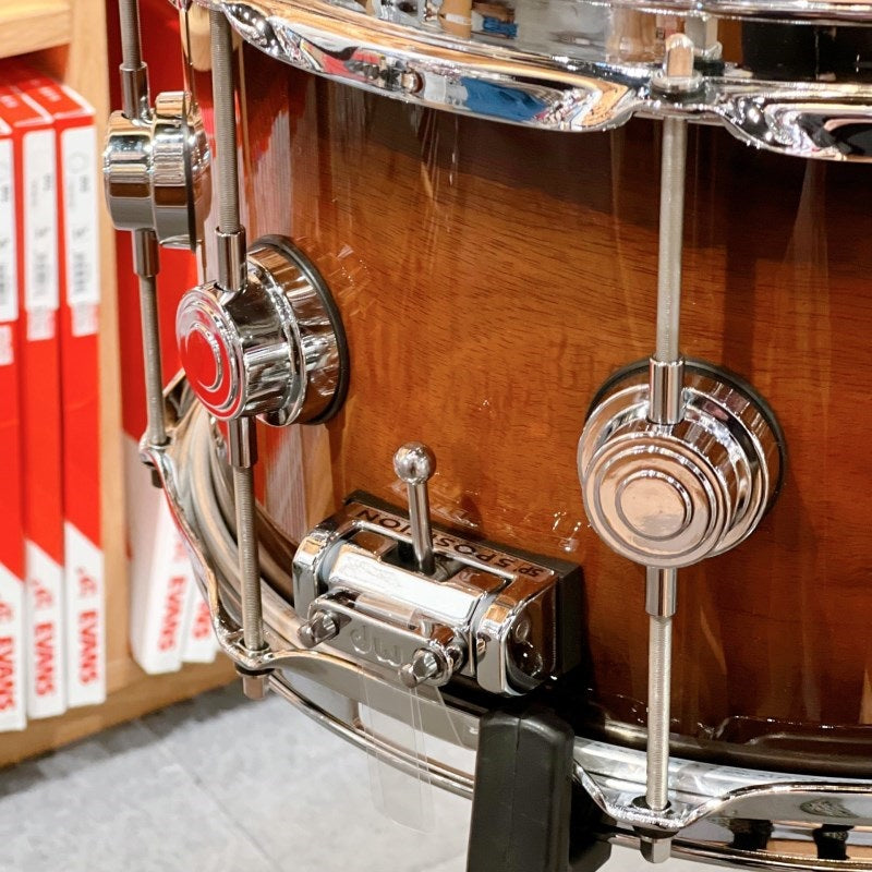 Ikebe_Musical_Instruments_50th_Anniversary_Model__DRX60714SSC532_[Collector's_Pure_Maple_Old_Style_VLT_Shell_14x7___Lacquer_Specialty_Natural_to_Candy_Black_Burst_Over_Koa]_03