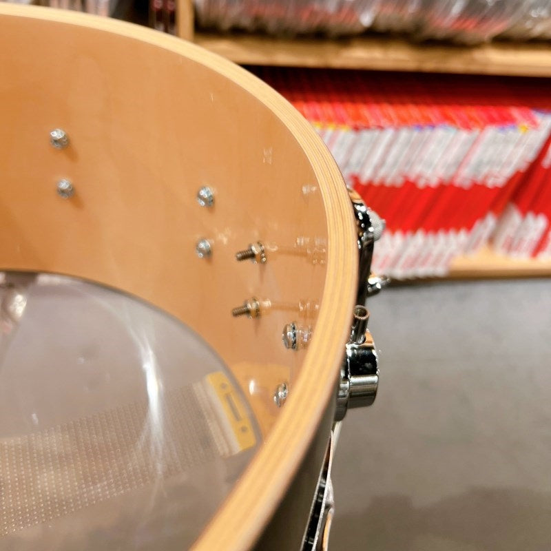 Ikebe_Musical_Instruments_50th_Anniversary_Model__DRX60714SSC532_[Collector's_Pure_Maple_Old_Style_VLT_Shell_14x7___Lacquer_Specialty_Natural_to_Candy_Black_Burst_Over_Koa]_05