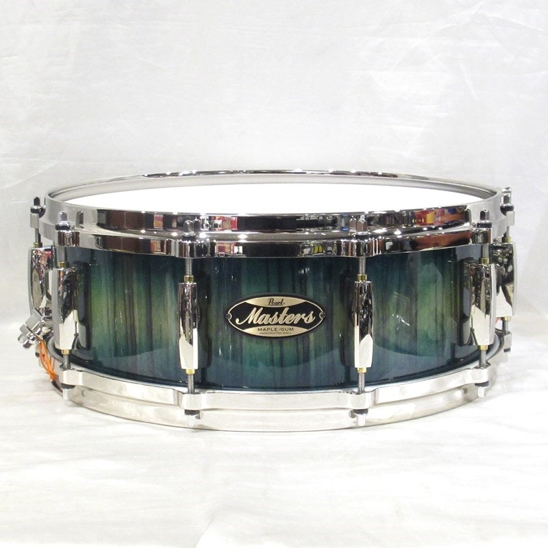 MMGC1450S_N_#T6_[Masters_Maple_Gum_14__x_5__Snare_Drum_-_Scuba_Blue_Over_Black_Limba_with_Nickel_Hardware]_[Pearl_Factory_Tour_2024_Order]_01