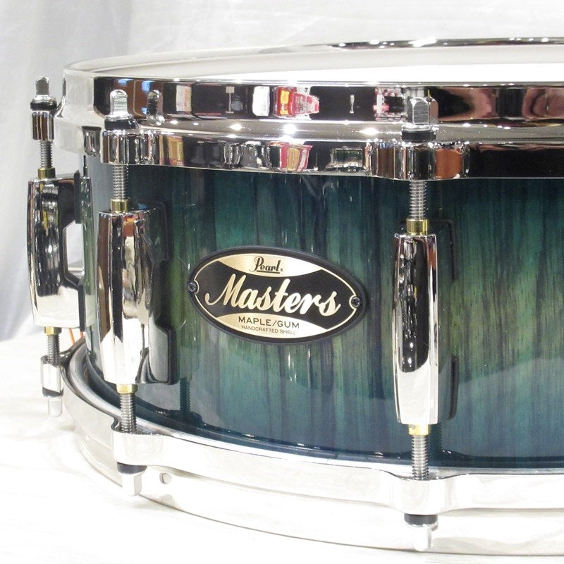 MMGC1450S_N_#T6_[Masters_Maple_Gum_14__x_5__Snare_Drum_-_Scuba_Blue_Over_Black_Limba_with_Nickel_Hardware]_[Pearl_Factory_Tour_2024_Order]_02