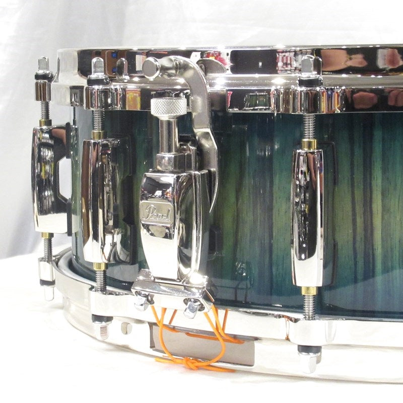 MMGC1450S_N_#T6_[Masters_Maple_Gum_14__x_5__Snare_Drum_-_Scuba_Blue_Over_Black_Limba_with_Nickel_Hardware]_[Pearl_Factory_Tour_2024_Order]_03