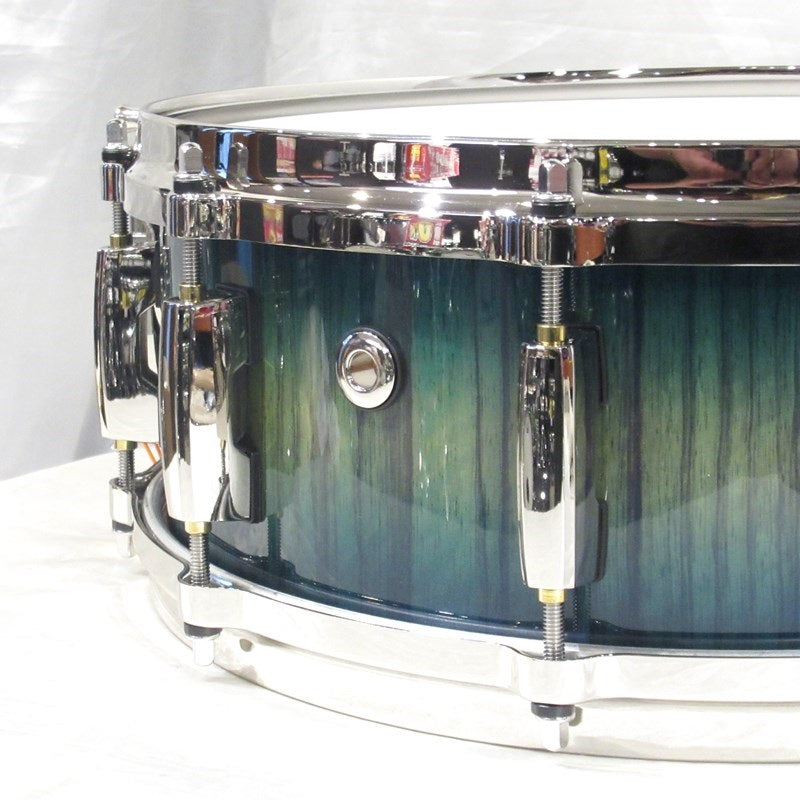 MMGC1450S_N_#T6_[Masters_Maple_Gum_14__x_5__Snare_Drum_-_Scuba_Blue_Over_Black_Limba_with_Nickel_Hardware]_[Pearl_Factory_Tour_2024_Order]_04