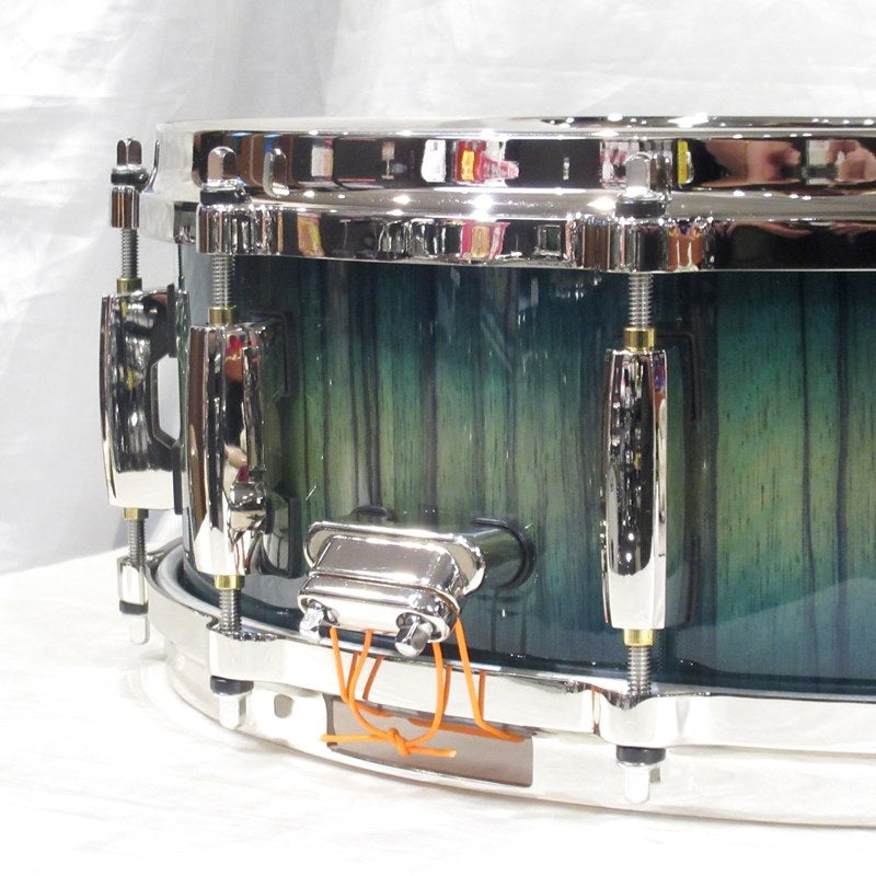 MMGC1450S_N_#T6_[Masters_Maple_Gum_14__x_5__Snare_Drum_-_Scuba_Blue_Over_Black_Limba_with_Nickel_Hardware]_[Pearl_Factory_Tour_2024_Order]_05