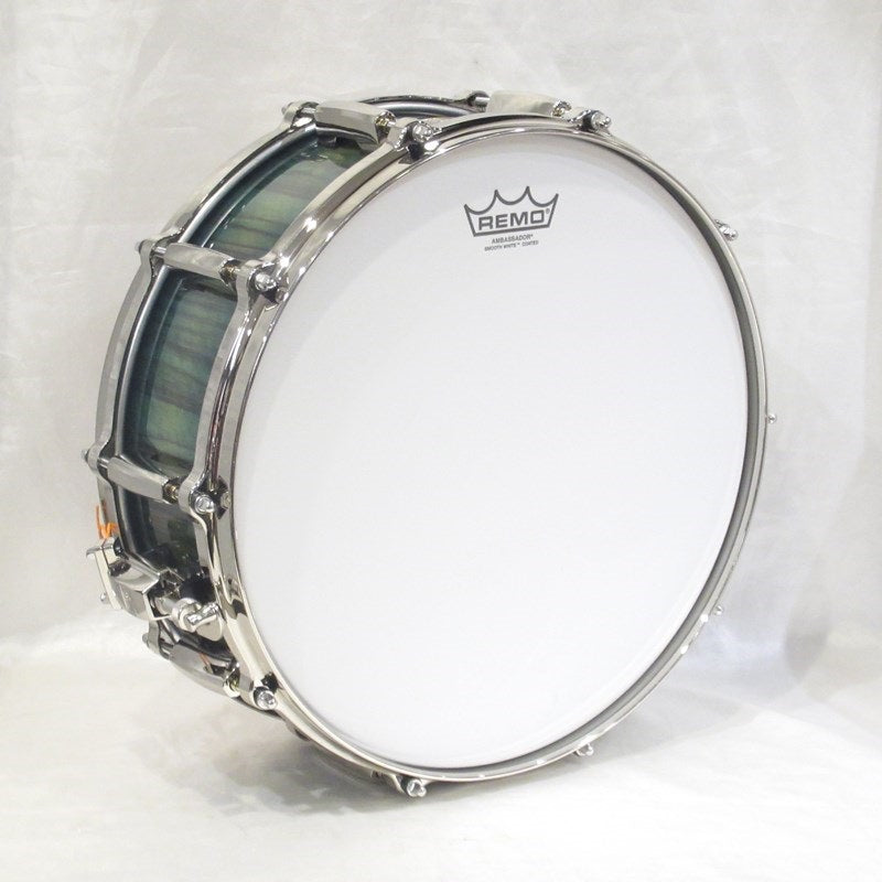 MMGC1450S_N_#T6_[Masters_Maple_Gum_14__x_5__Snare_Drum_-_Scuba_Blue_Over_Black_Limba_with_Nickel_Hardware]_[Pearl_Factory_Tour_2024_Order]_06