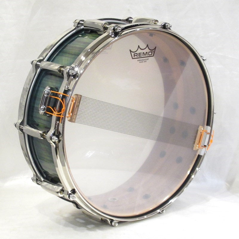 MMGC1450S_N_#T6_[Masters_Maple_Gum_14__x_5__Snare_Drum_-_Scuba_Blue_Over_Black_Limba_with_Nickel_Hardware]_[Pearl_Factory_Tour_2024_Order]_07