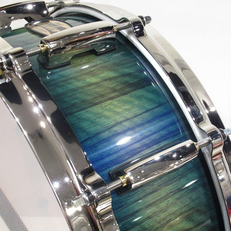 MMGC1450S_N_#T6_[Masters_Maple_Gum_14__x_5__Snare_Drum_-_Scuba_Blue_Over_Black_Limba_with_Nickel_Hardware]_[Pearl_Factory_Tour_2024_Order]_08