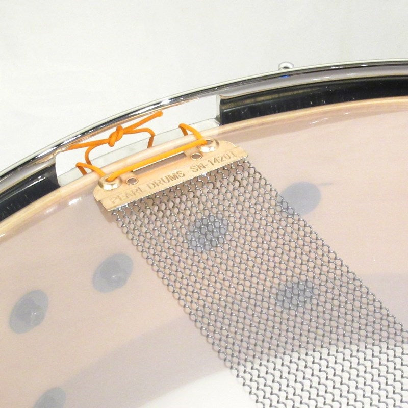 MMGC1450S_N_#T6_[Masters_Maple_Gum_14__x_5__Snare_Drum_-_Scuba_Blue_Over_Black_Limba_with_Nickel_Hardware]_[Pearl_Factory_Tour_2024_Order]_09