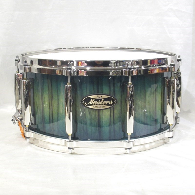 MMGC1465S_N_#T6_[Masters_Maple_Gum_14__x_5__Snare_Drum_-_Scuba_Blue_Over_Black_Limba_with_Nickel_Hardware]_[Pearl_Factory_Tour_2024_Order]_01