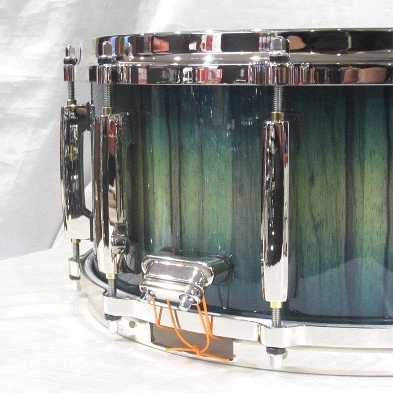 MMGC1465S_N_#T6_[Masters_Maple_Gum_14__x_5__Snare_Drum_-_Scuba_Blue_Over_Black_Limba_with_Nickel_Hardware]_[Pearl_Factory_Tour_2024_Order]_05
