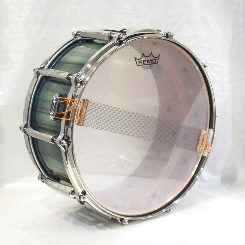 MMGC1465S_N_#T6_[Masters_Maple_Gum_14__x_5__Snare_Drum_-_Scuba_Blue_Over_Black_Limba_with_Nickel_Hardware]_[Pearl_Factory_Tour_2024_Order]_07