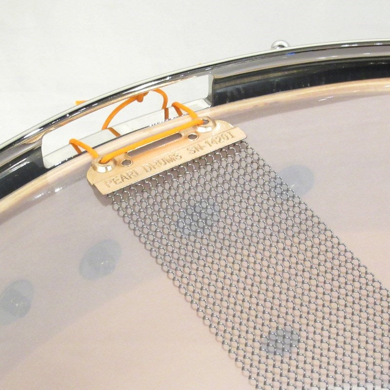 MMGC1465S_N_#T6_[Masters_Maple_Gum_14__x_5__Snare_Drum_-_Scuba_Blue_Over_Black_Limba_with_Nickel_Hardware]_[Pearl_Factory_Tour_2024_Order]_09